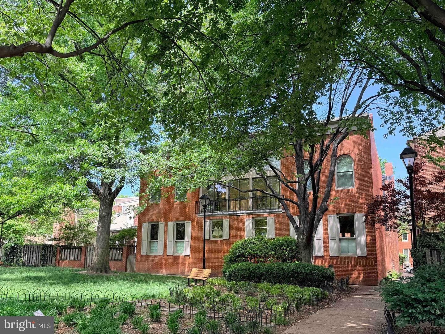 121 W Lee Street