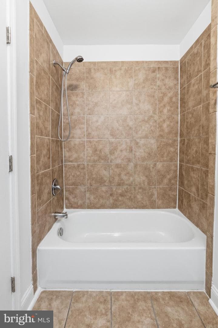 2415 E Madison Street photo 19