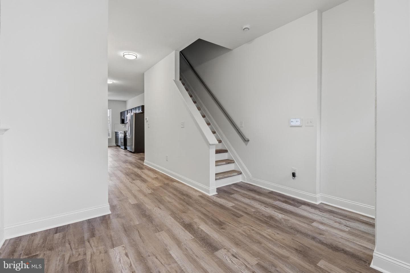 2415 E Madison Street photo 4