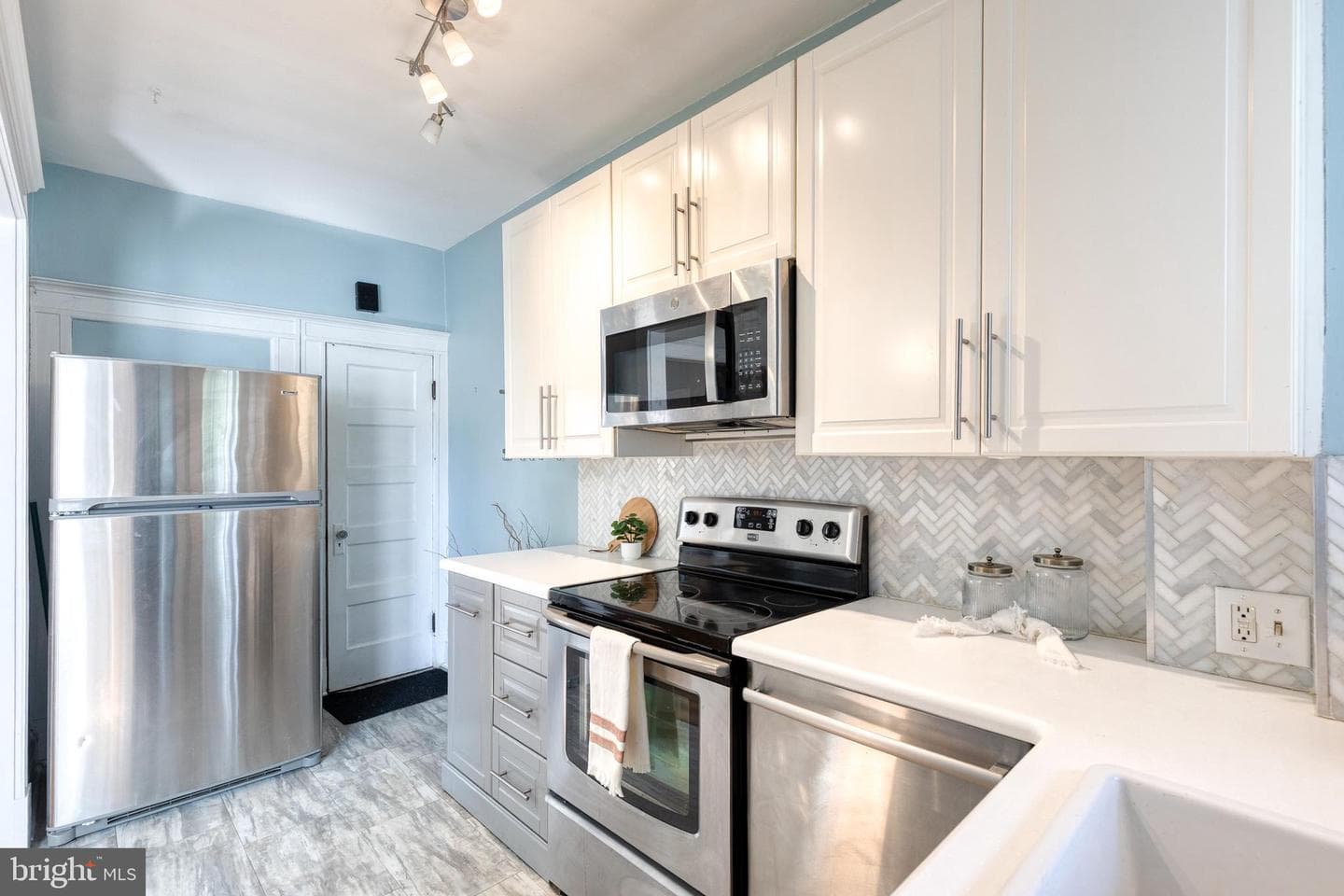 4437 Newport Avenue photo 18
