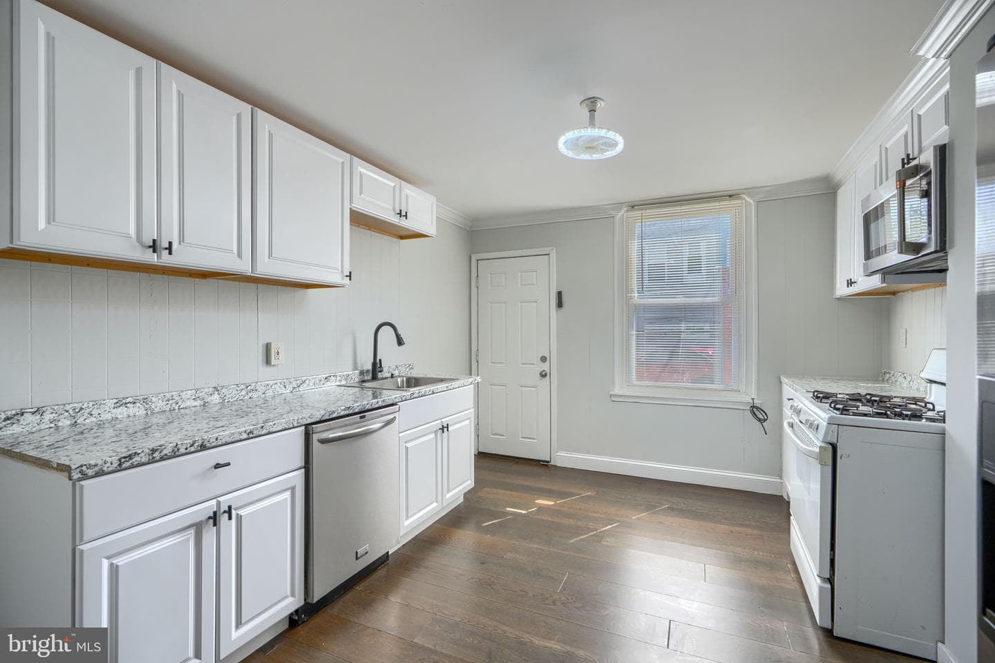 405 Robinson Street photo 9