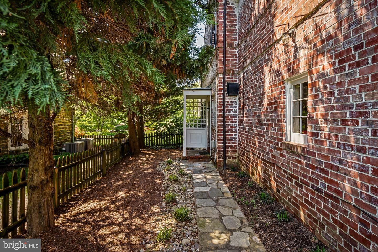 212 Saint Dunstans Road photo 40