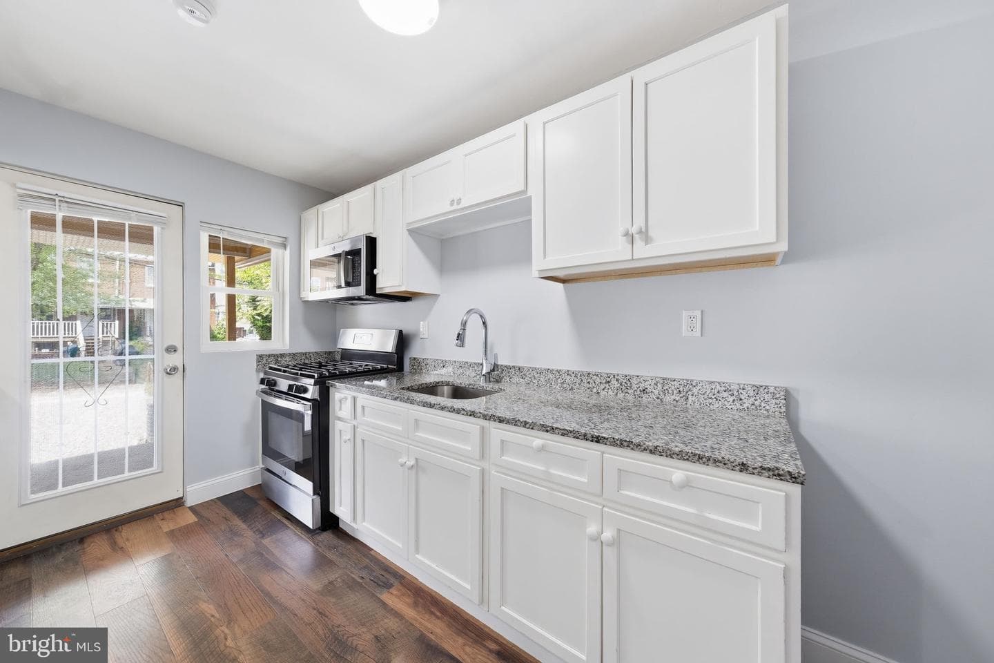 636 Hillview Rd photo 4