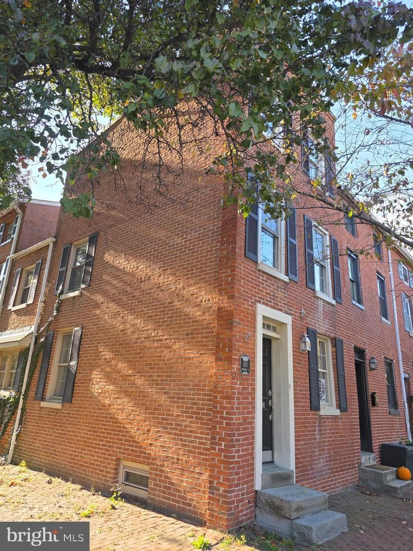628 Warner Street photo 9