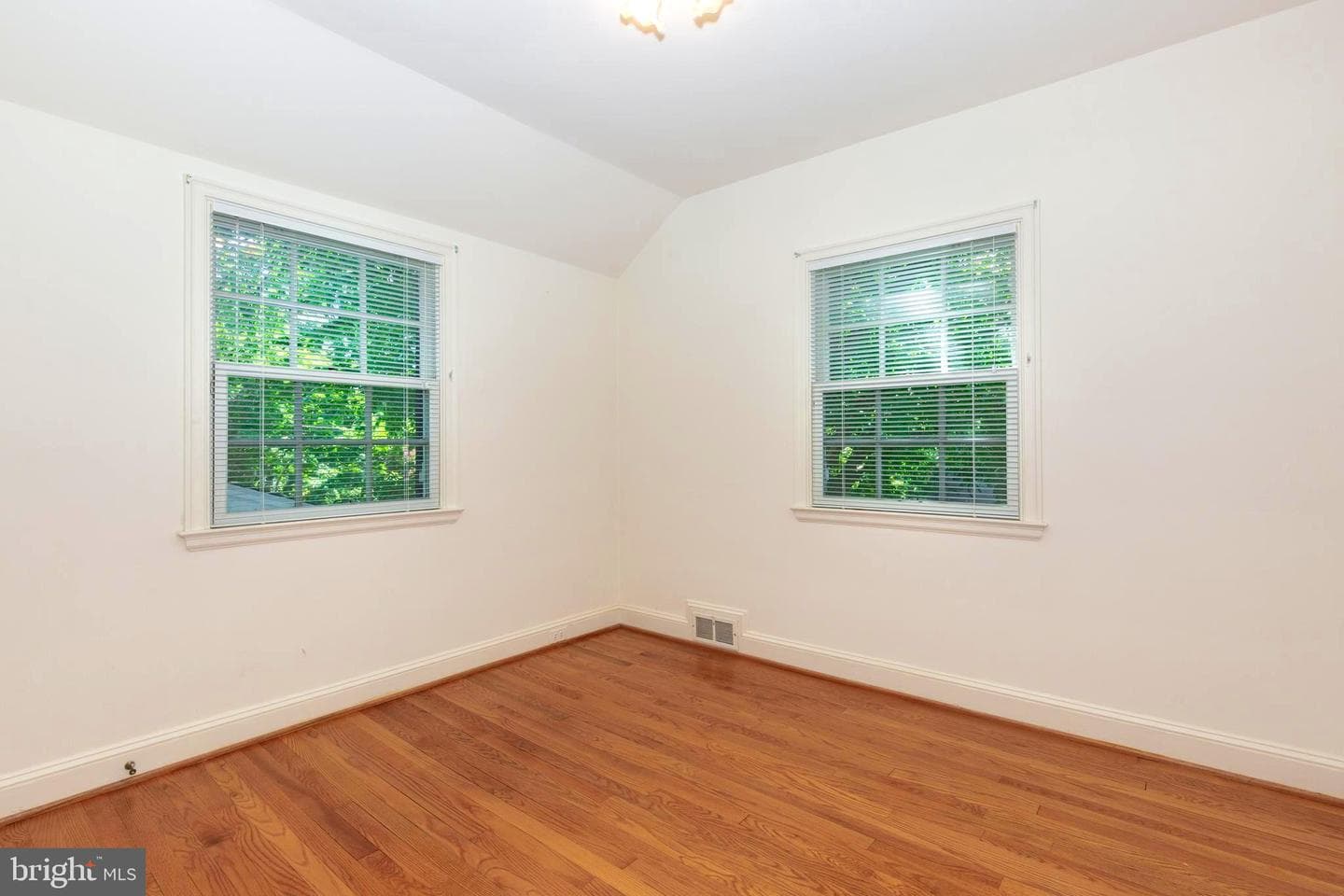 323 Broadmoor Road photo 17