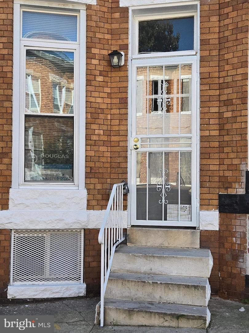 2529 W Fairmount Avenue photo 1