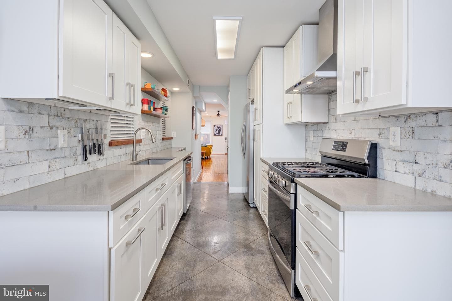 218 E Barney Street photo 11
