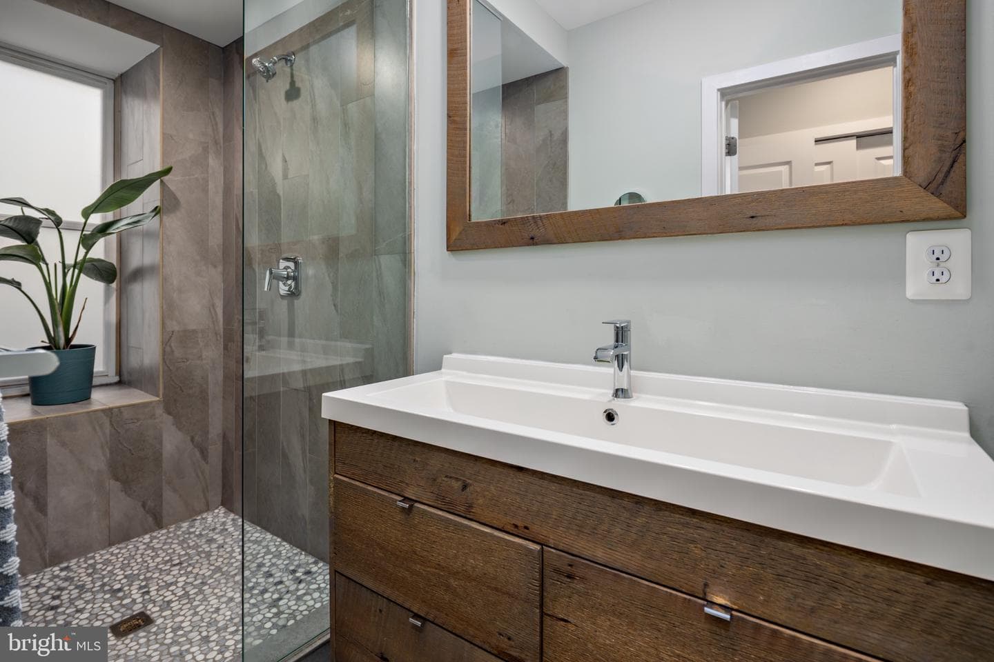 218 E Barney Street photo 28