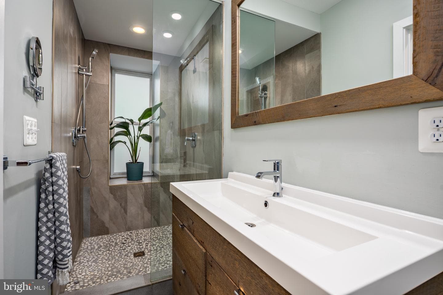 218 E Barney Street photo 29