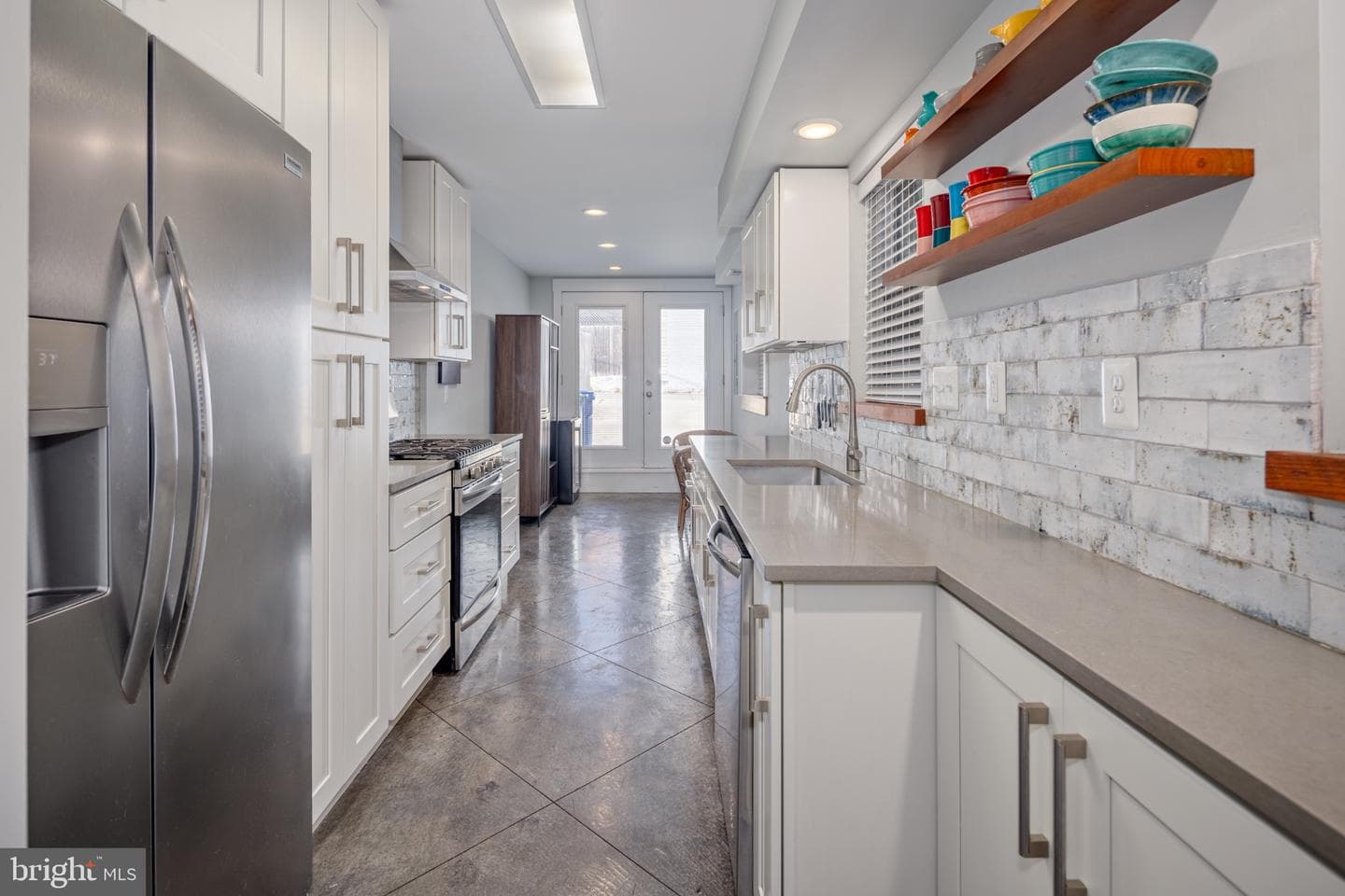 218 E Barney Street photo 8