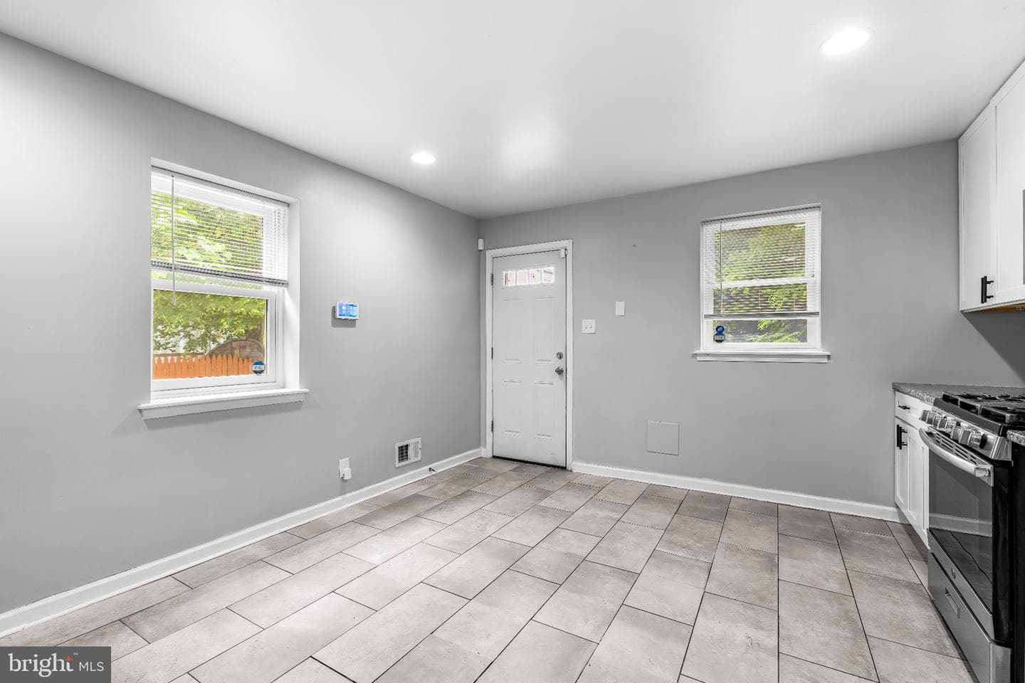 1123 Hollins St photo 18