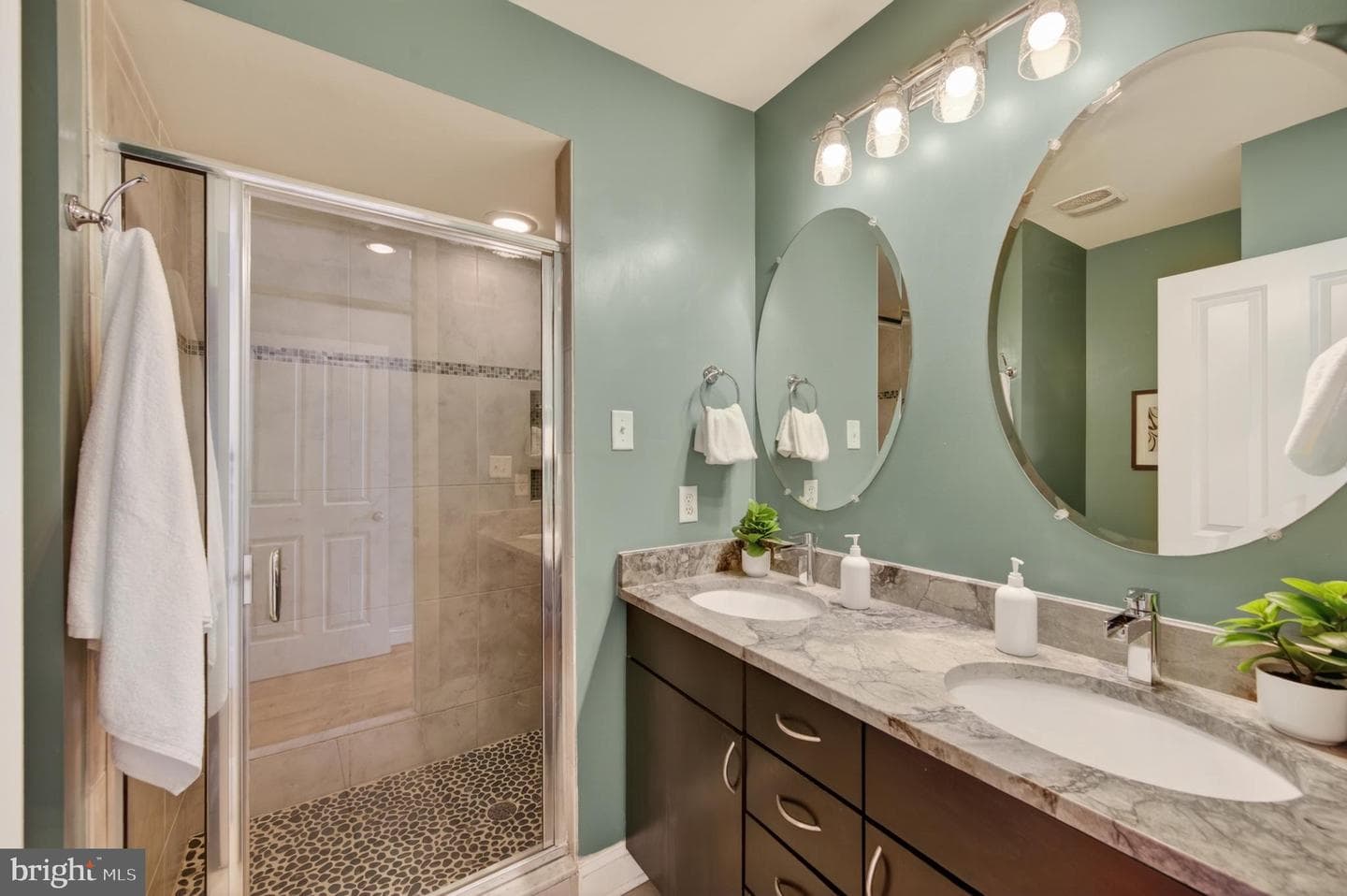 1004 Baylis Street photo 29