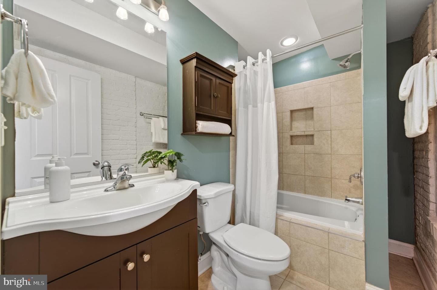 1004 Baylis Street photo 36