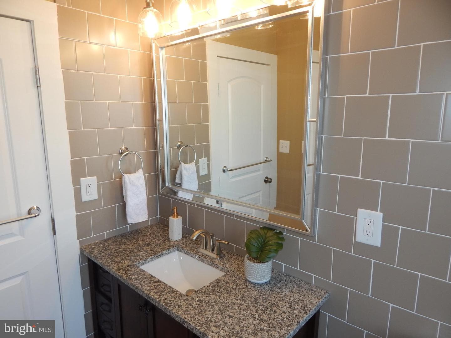 3042 E Monument Street photo 28