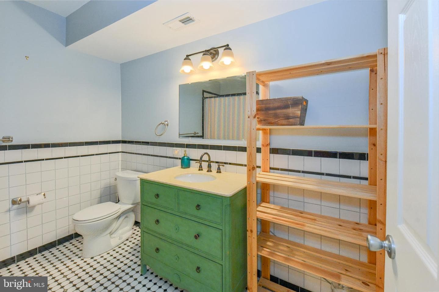 1436 N Bond Street photo 20