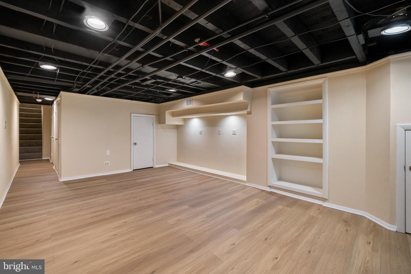 832 William Street photo 30