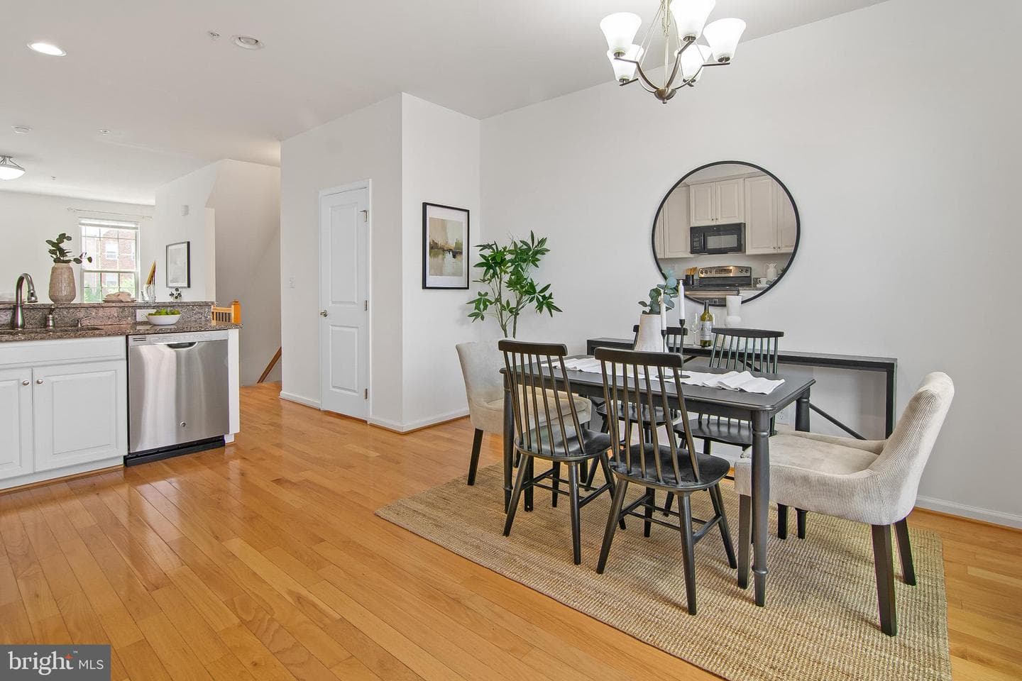 909 S Macon St photo 16