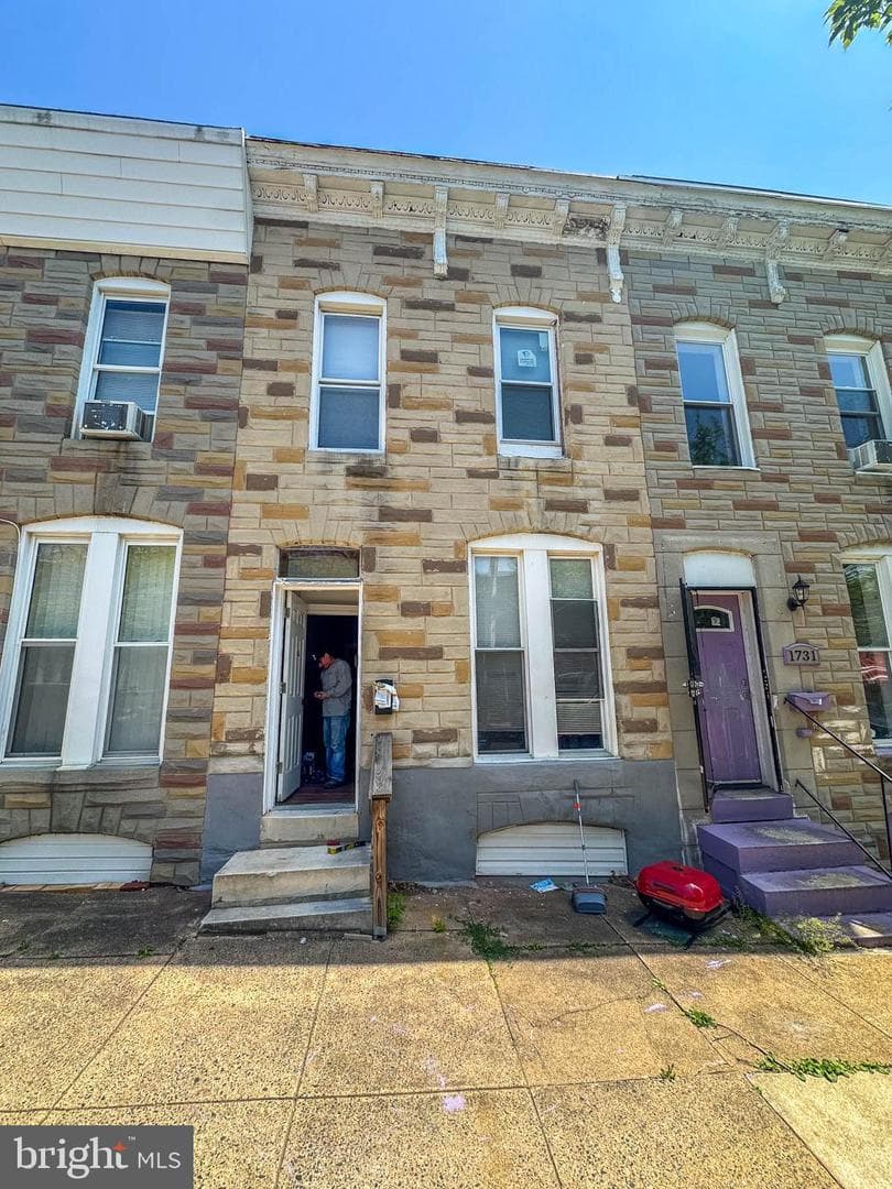1733 N Bond Street photo 1