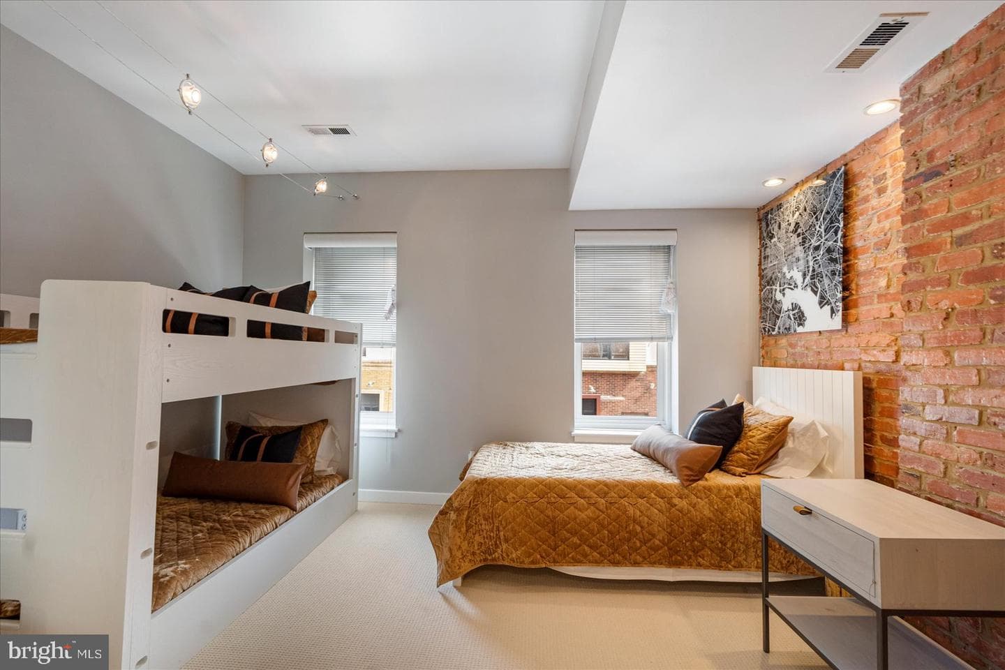 2125 Cambridge photo 41