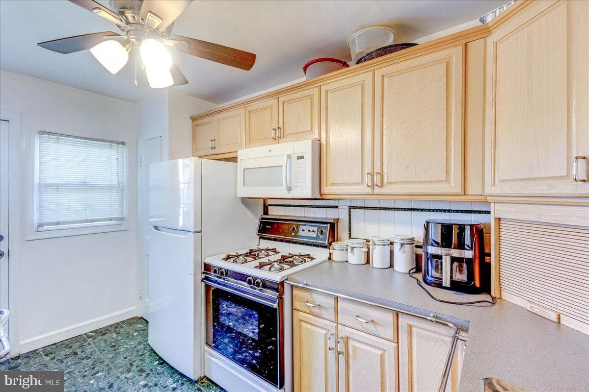1071 Wilmington Avenue photo 7