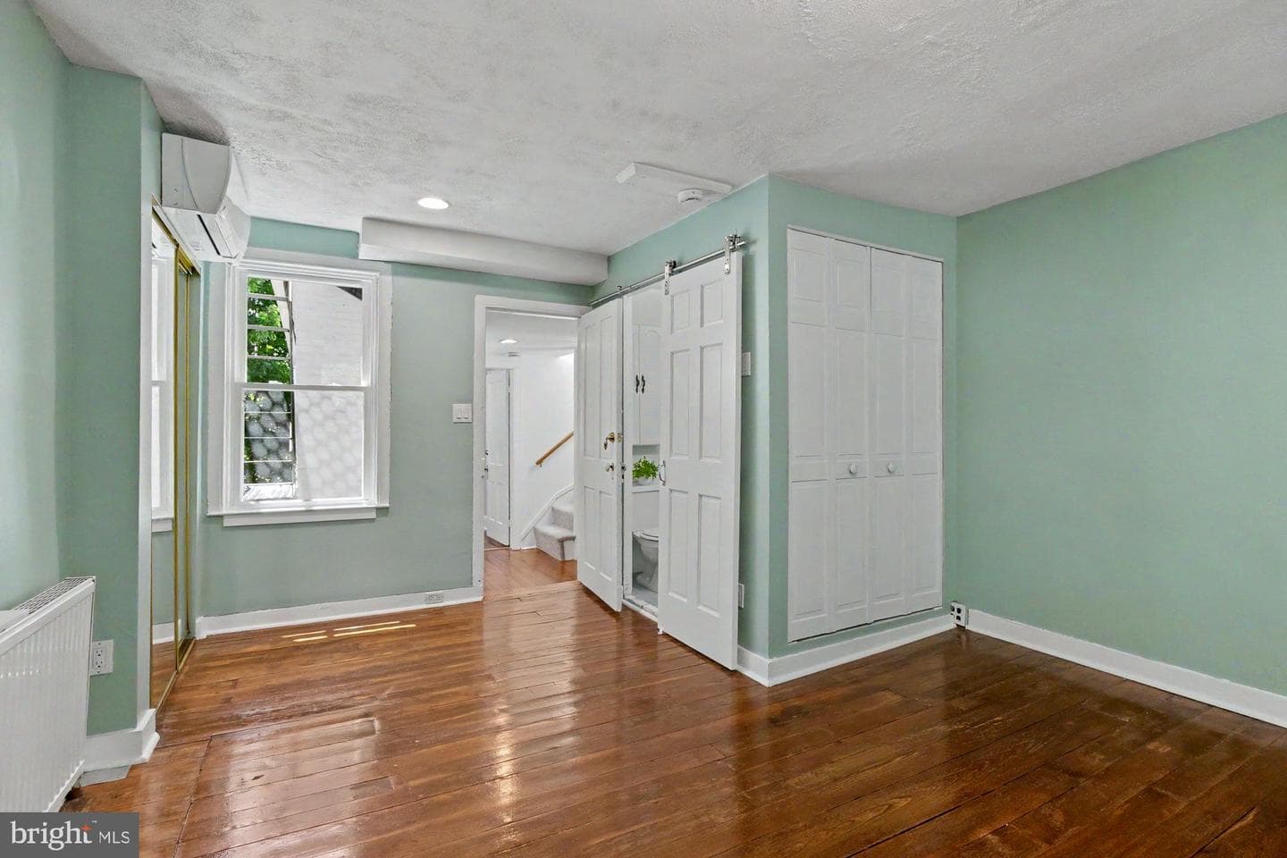 2011 Bank Street photo 25