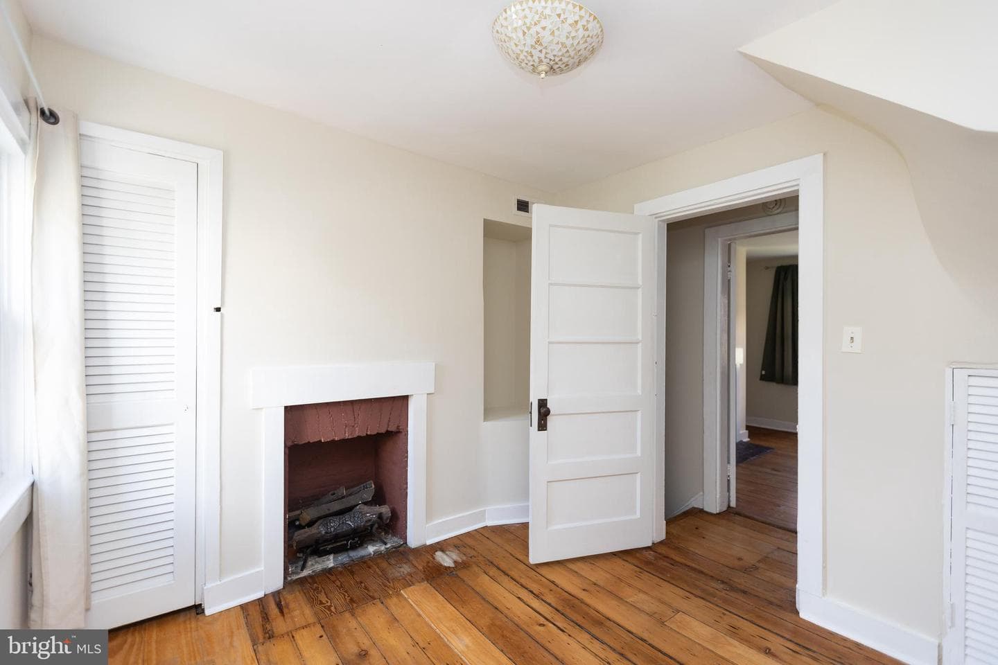 113 E Churchill Street photo 16
