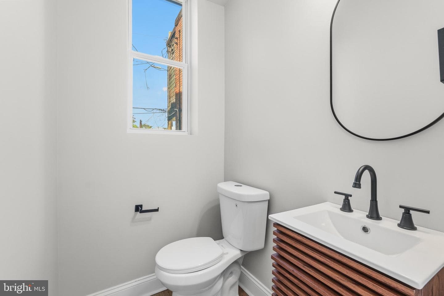1410 E Lanvale Street photo 9
