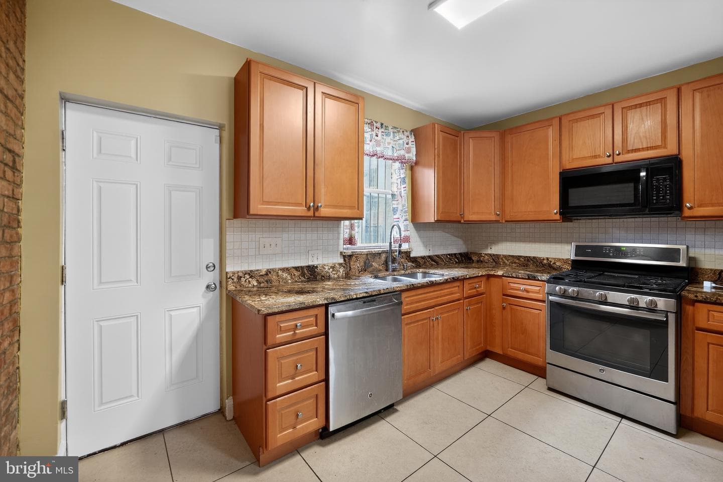 1513 N Montford Avenue N photo 12