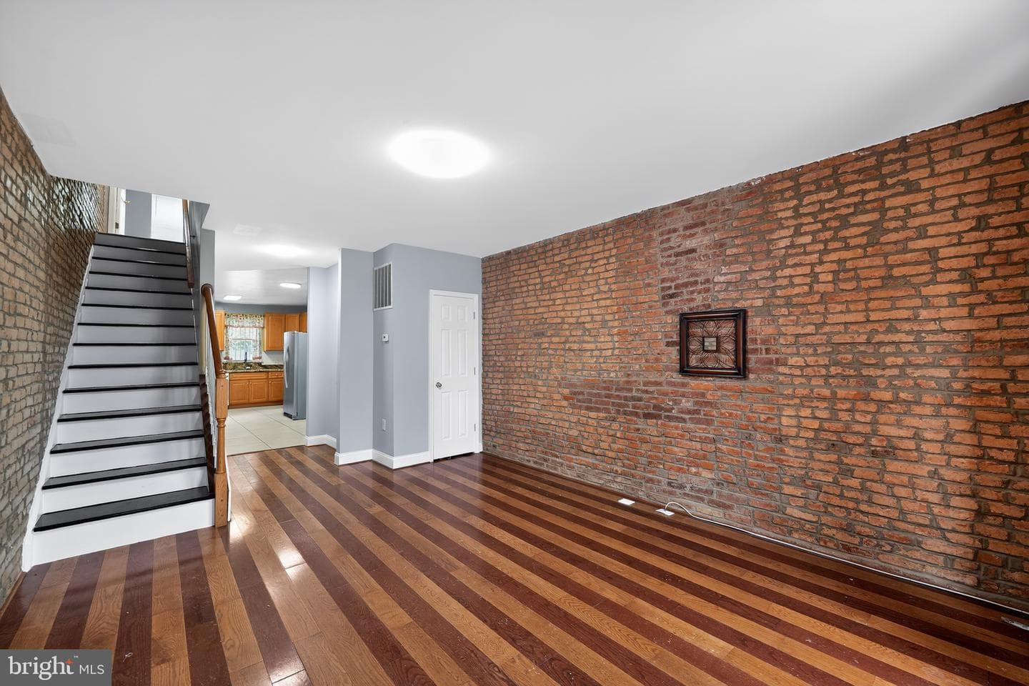 1513 N Montford Avenue N photo 3