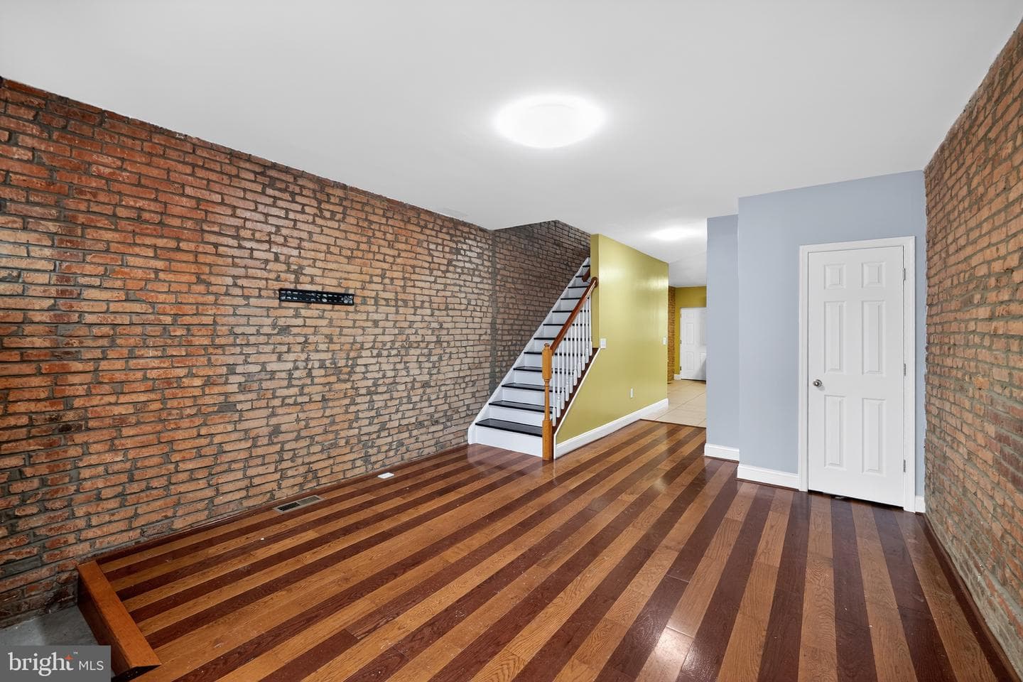 1513 N Montford Avenue N photo 4