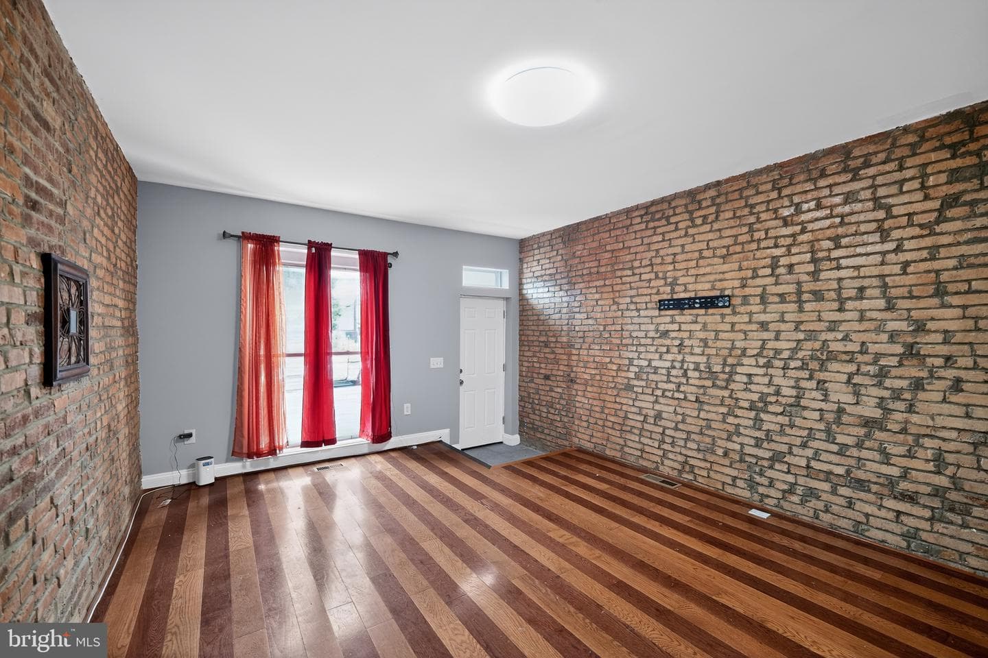 1513 N Montford Avenue N photo 5