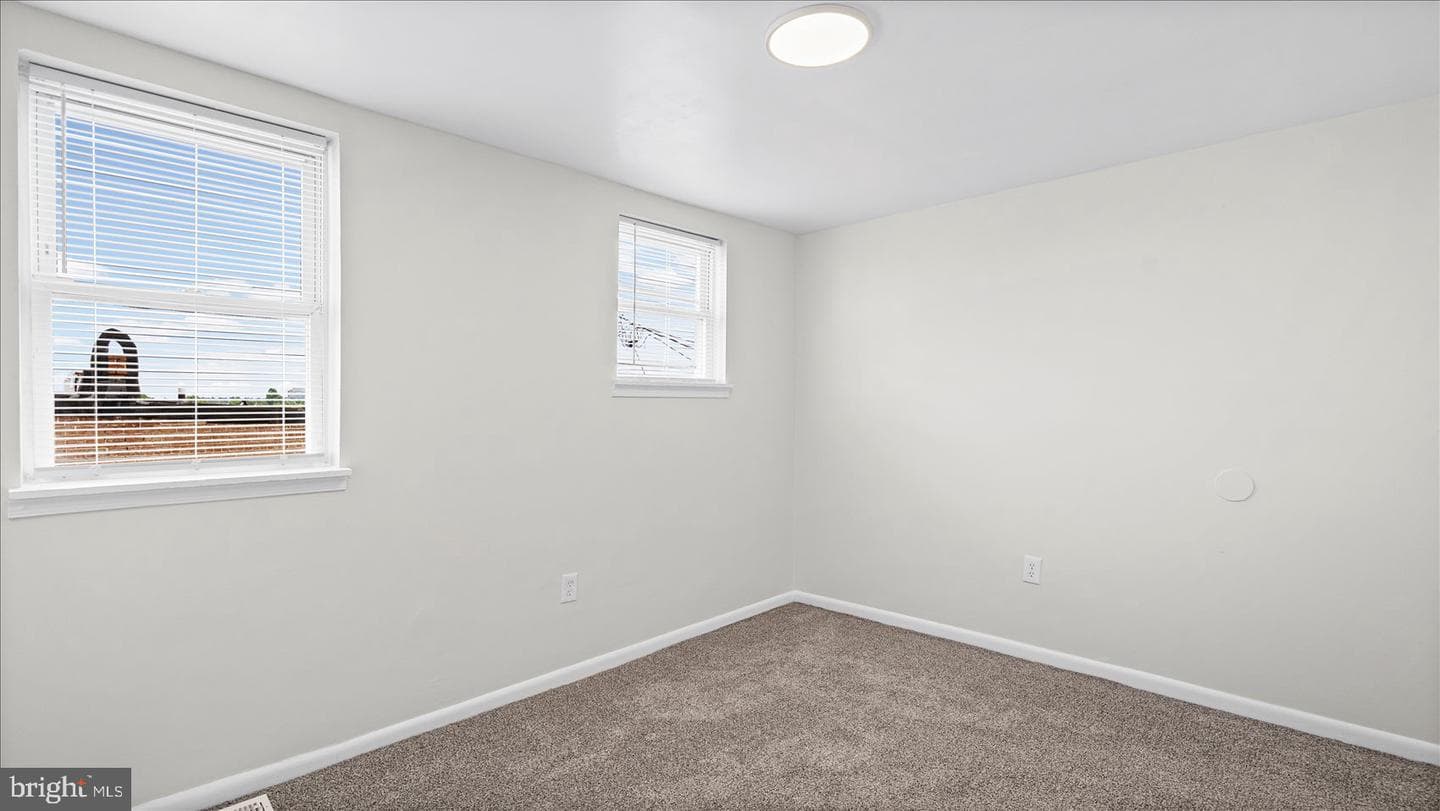 537 N Milton Avenue photo 29