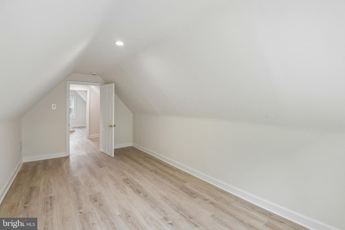 519 Rossiter Avenue photo 34