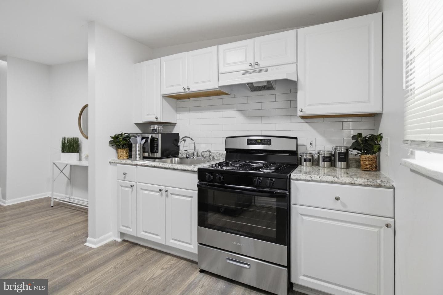 1523 Argyle Avenue photo 8