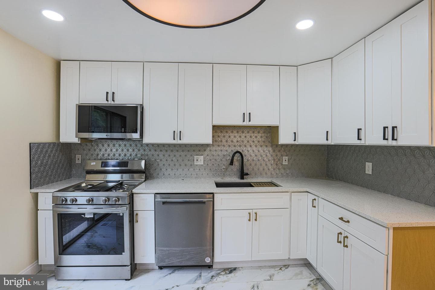 1906 Greenhaven Drive photo 4