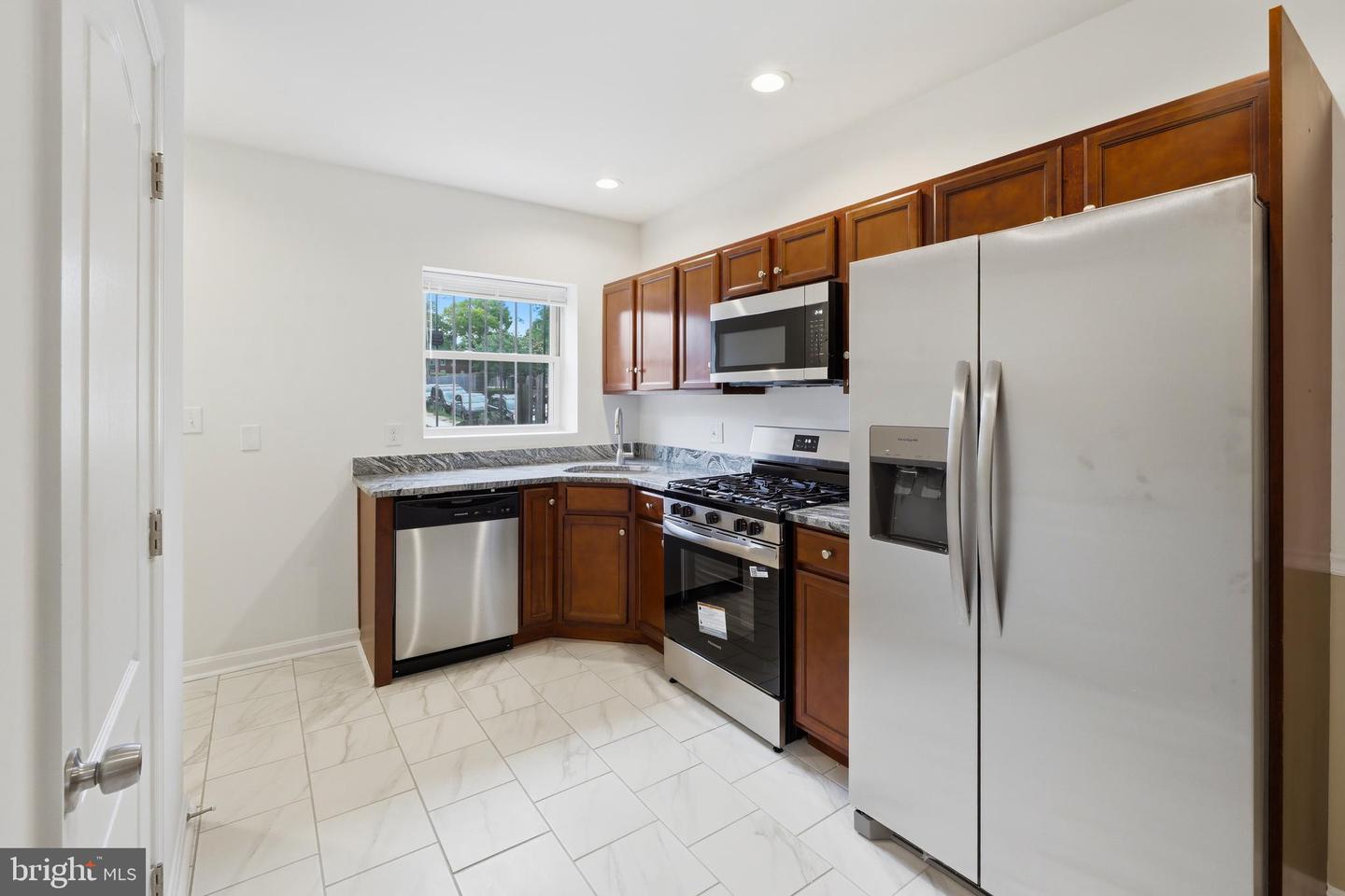 420 E Oliver Street photo 8