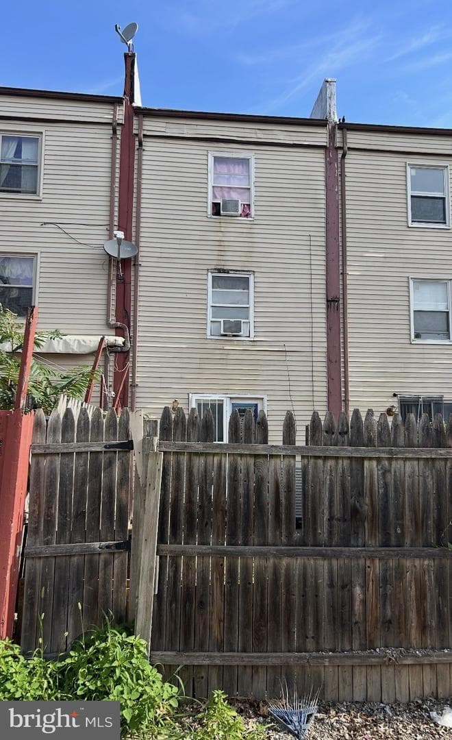 1063 W Lexington Street photo 2