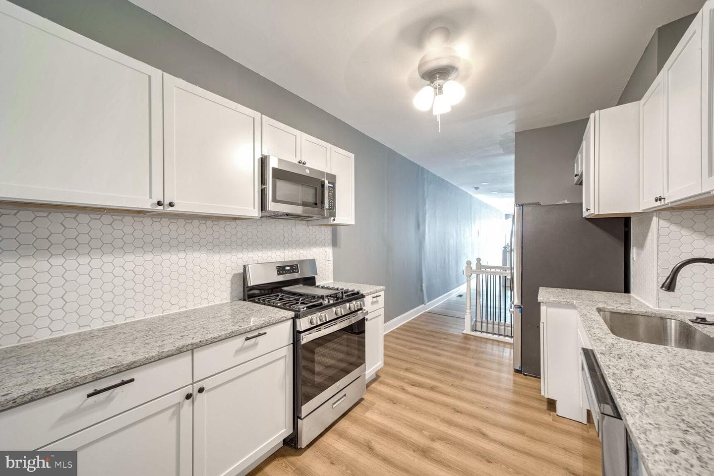 746 Dolphin Street photo 4