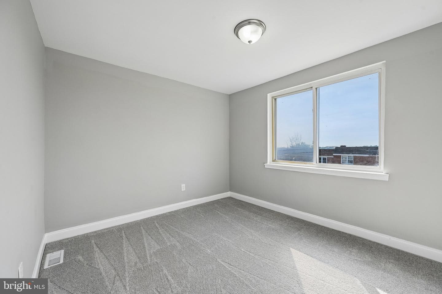 628 Roundview Road photo 16