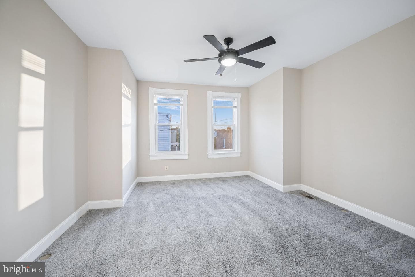 142 Ellwood Avenue S photo 19