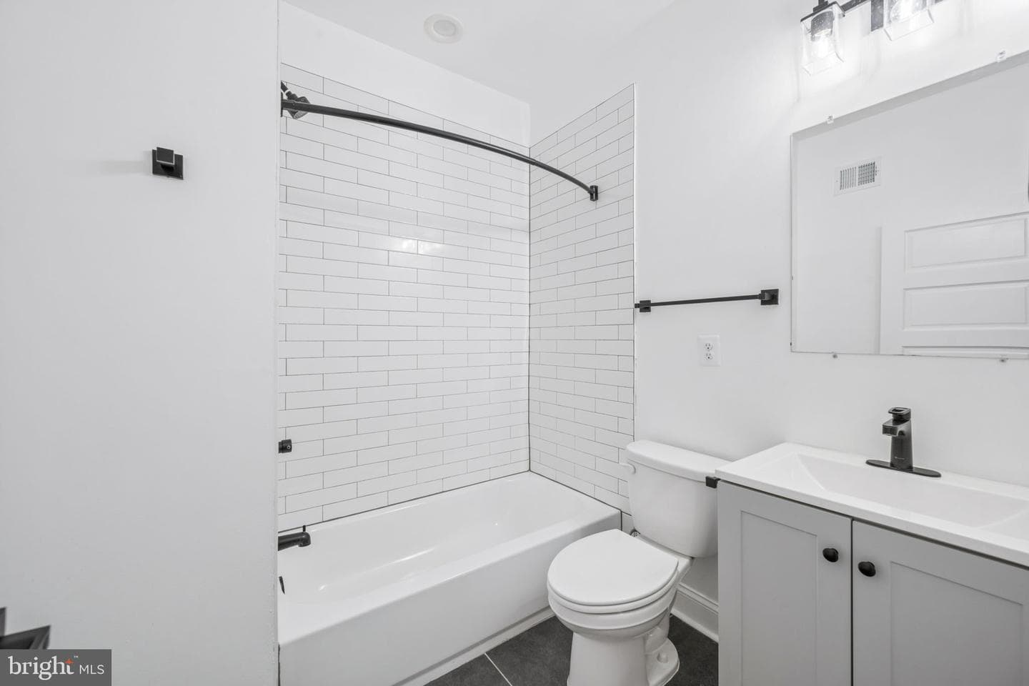 142 Ellwood Avenue S photo 22