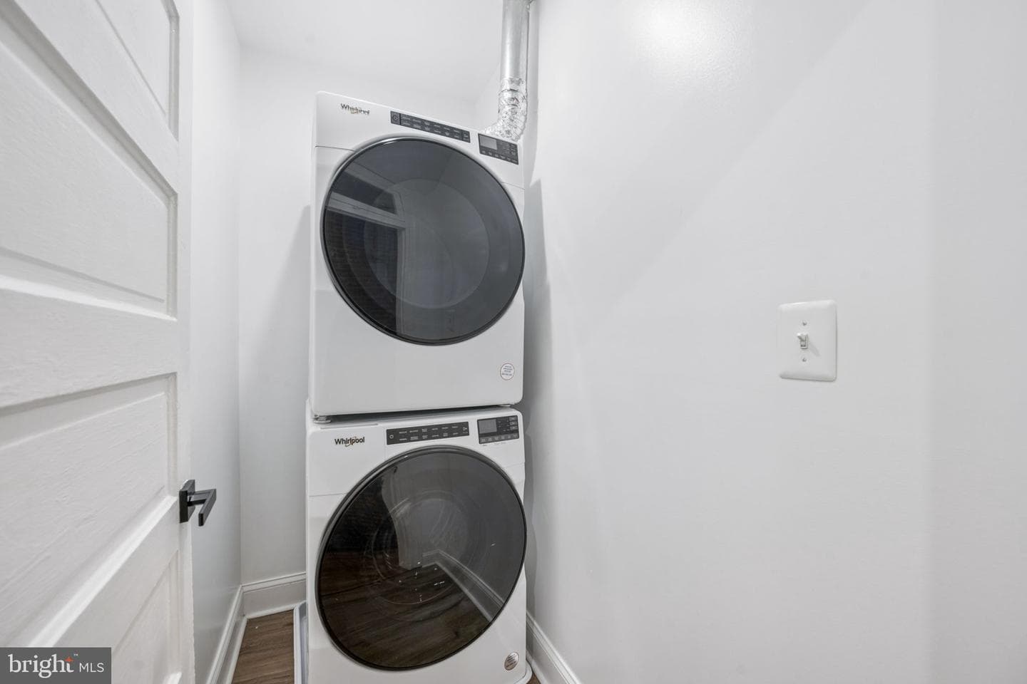 142 Ellwood Avenue S photo 23