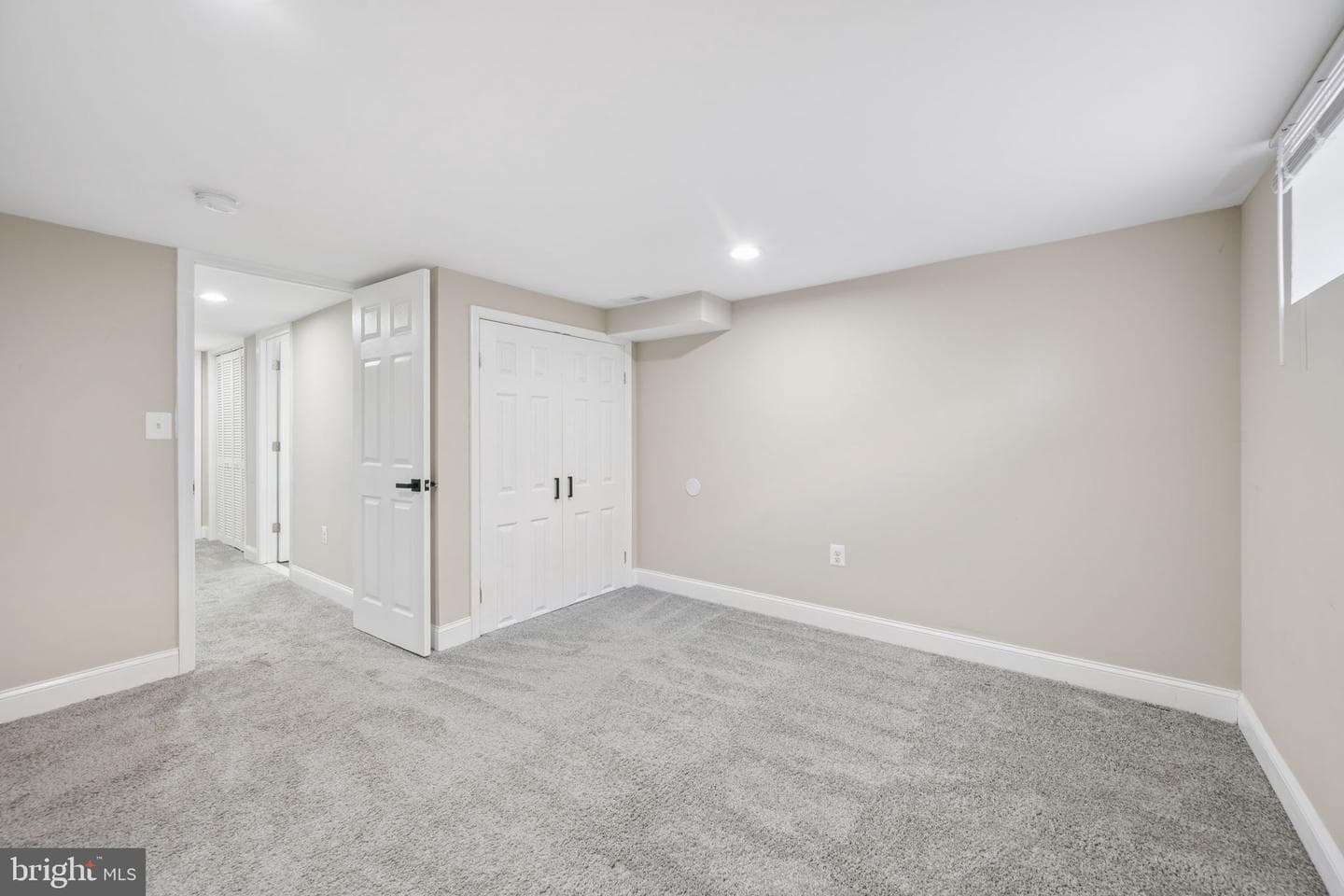 142 Ellwood Avenue S photo 26