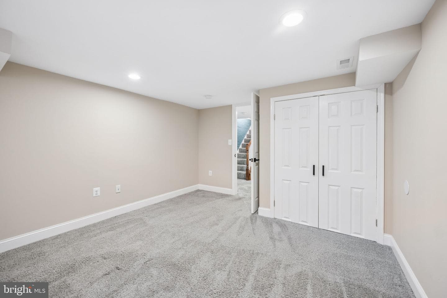 142 Ellwood Avenue S photo 27