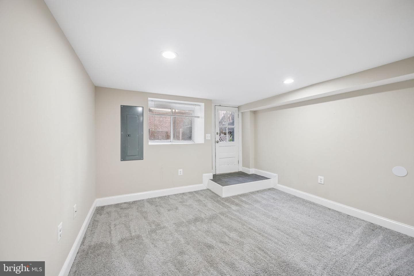 142 Ellwood Avenue S photo 31