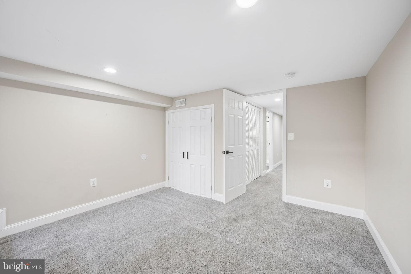 142 Ellwood Avenue S photo 32