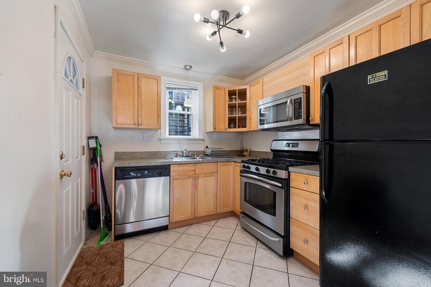 211 S Madeira Street photo 9