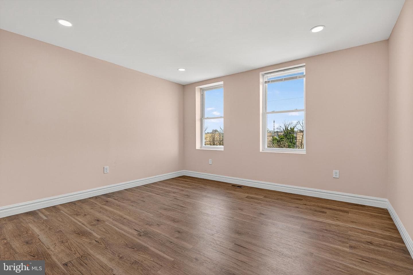 1762 E North Avenue photo 32