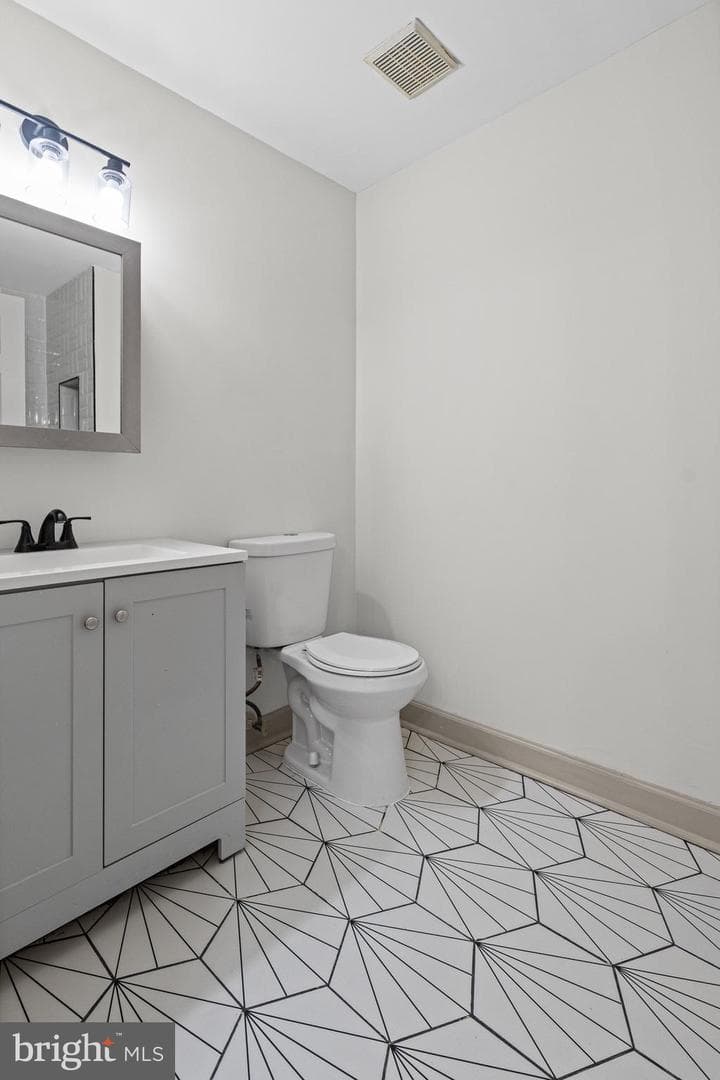1502 Leslie St photo 9