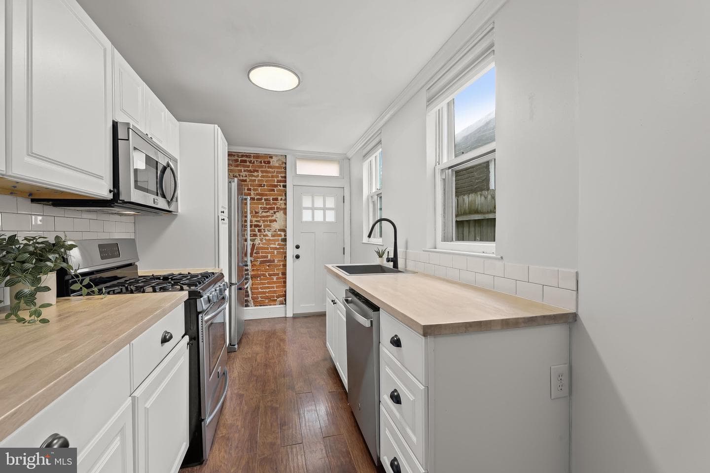 105 E Ostend Street photo 11